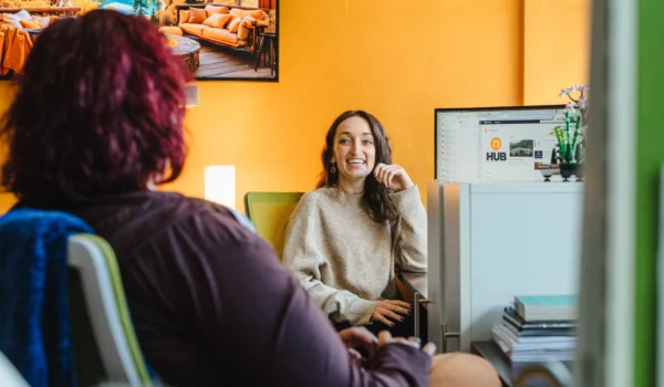 Two INVITE employees in a consultative conversation in the office, discussing IT strategy