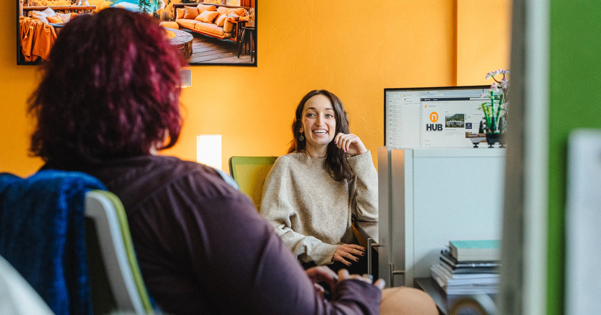 Two INVITE employees in a consultative conversation in the office, discussing IT strategy